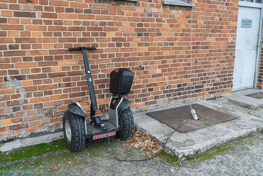 Strážcovia sa pohybujú po tábore po segwayi