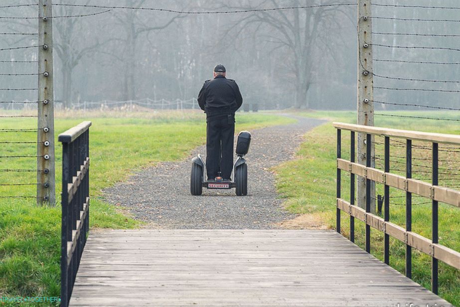 Strážcovia sa pohybujú po tábore po segwayi