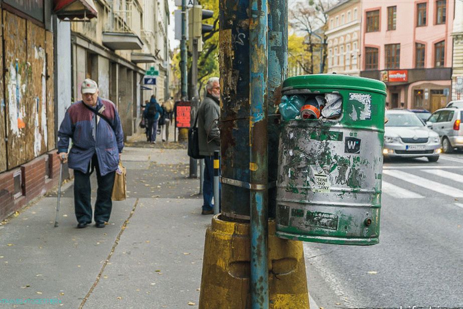 Urny v Bratislave visia na úrovni očí
