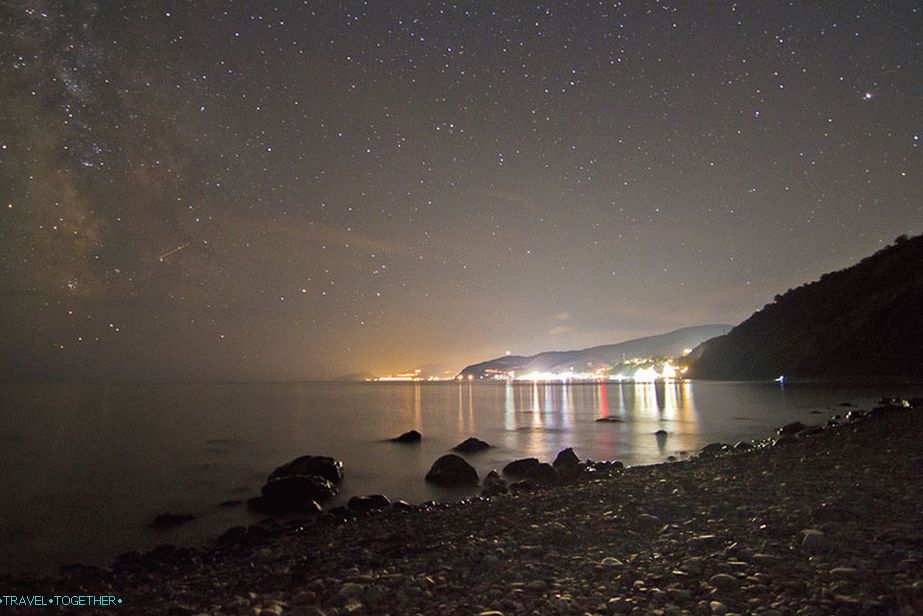 Krymské pobrežie. ISO 1600, 11 mm, f2,8, 30 s