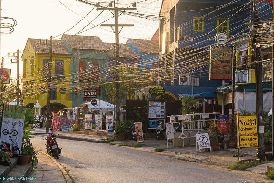 Jedna z hlavných ulíc v Khao Lak