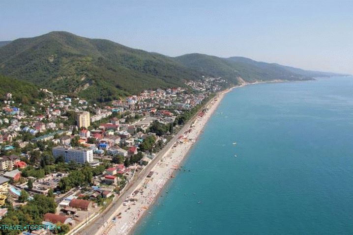 Lazarevskoye. Železničná trať vedie priamo pri pláži.