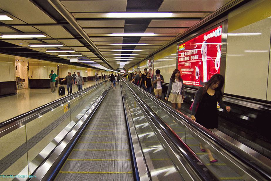 Na mnohých dlhých križovatkách, metro travolatory