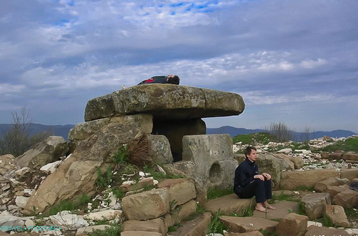 Dolmen Lunny na vrchu Nexis.