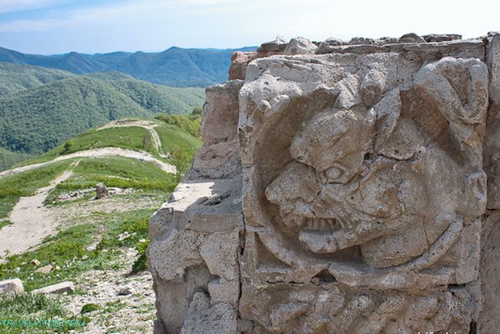 Silueta leva blízko pevnosti.