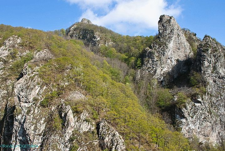 Pohľad na Mount Two Brothers z druhej strany.