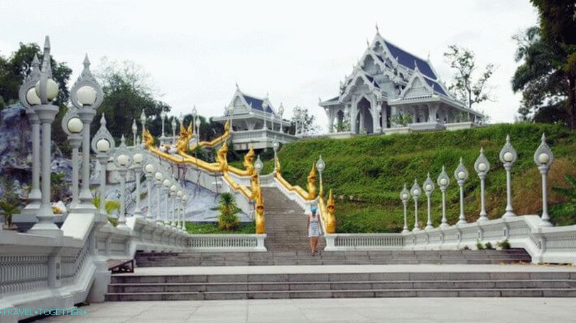 Chrám Wat Kaew Korawaram v meste Krabi