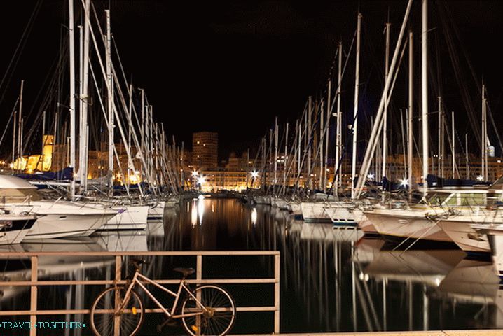 Nočné pobrežie Stredozemného mora, mesto Marseille