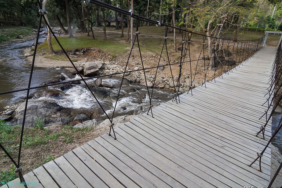 Stream - horská rieka s mostom