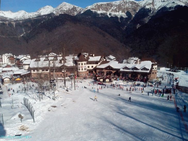 Rosa Khutor - hotelový komplex pozdĺž rieky Mzymta