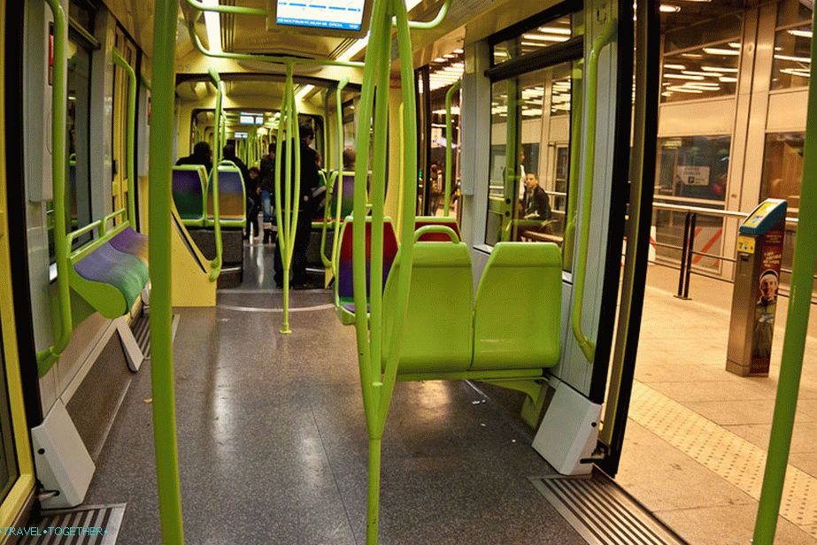 Vstup do električky Grenoble bez parochky