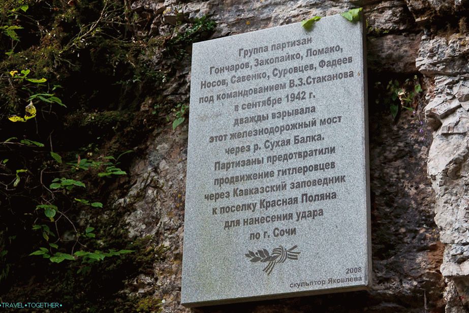 Pamätná tabuľa (podpísaný aj sochár)