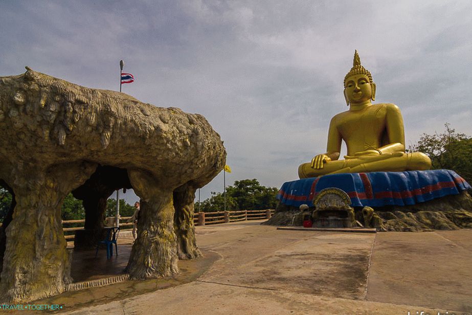 Veľký Budha na samom vrchole Khao Tao