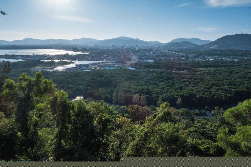 Chrám Wat Si Rey (Wat Si Rea) v Phukete - s veľkým kameňom a výhľadom