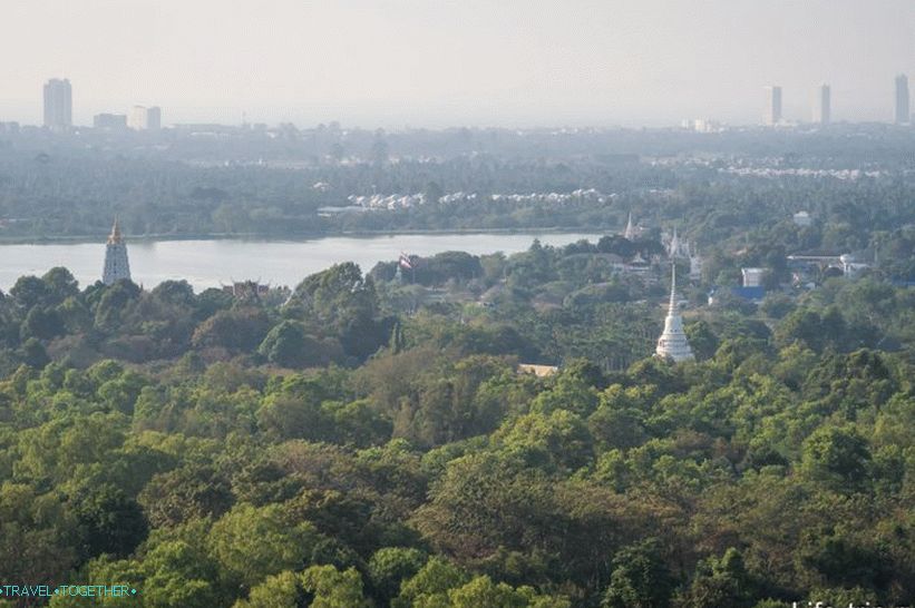 Pohľad na Pattaya a územie chrámového komplexu z chrámu Phra Mondop