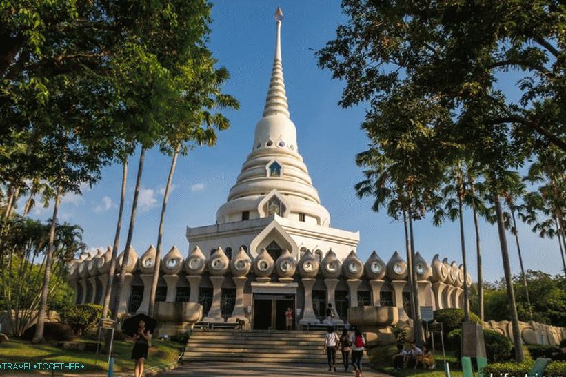 Stupa na území komplexu Wat Yan