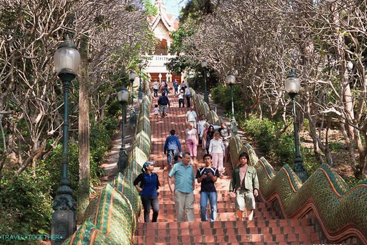 Schodisko do chrámu Wat Doi Suthep