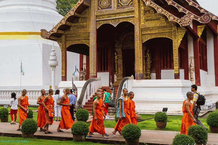 Na území Wat Phra Singh mnoho mníchov