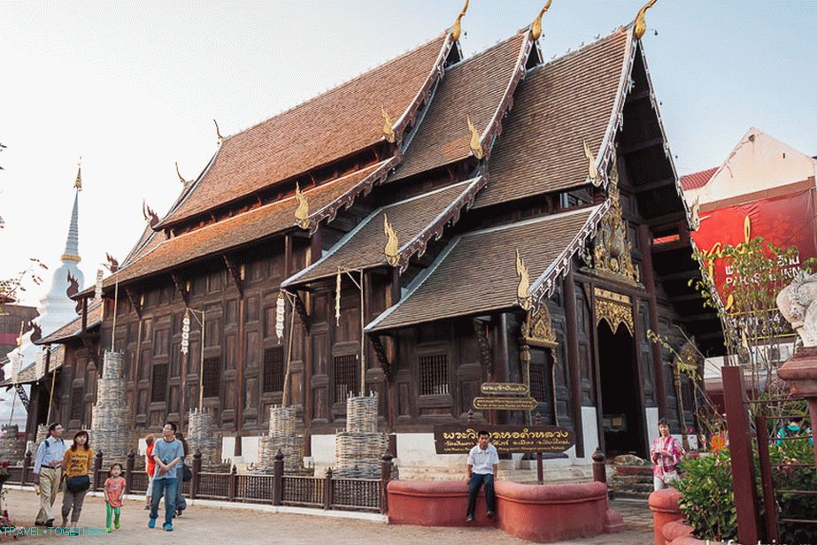 Drevený chrám Wat Phan Tao