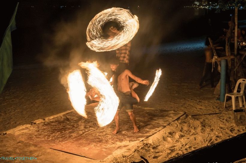 Cafe Carpe Diem na ostrove Phi Phi a večerná ohňová show