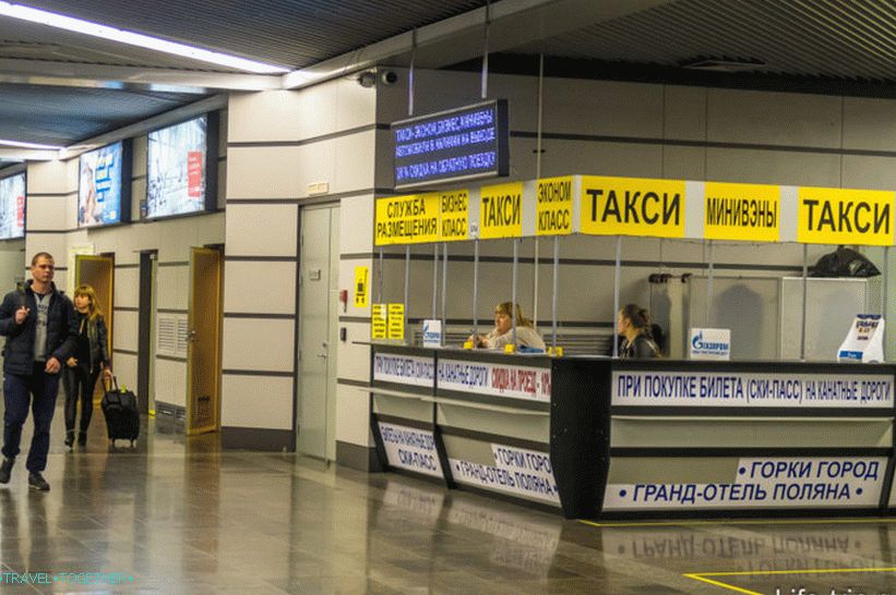 Taxi stojí v batožinovej hale na letisku v Soči