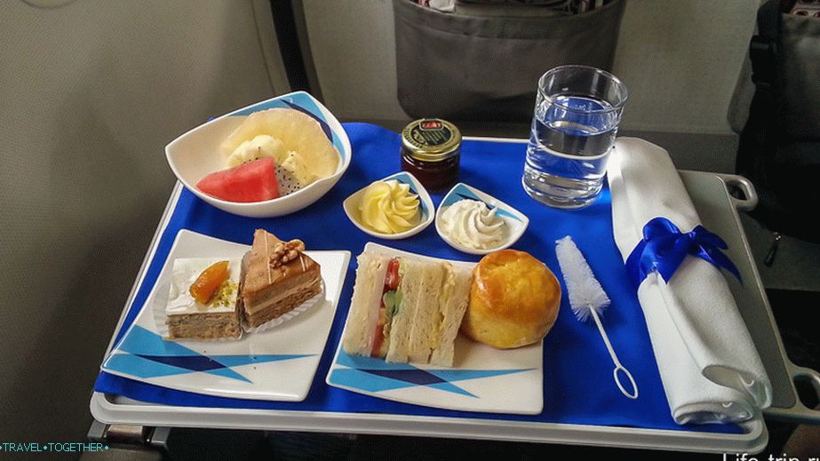 Obed v business triede Bangkok Air, v ekonomike trochu jednoduchšie