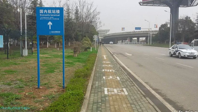 Tranzit do Wuhan, nápisy v ruštine!