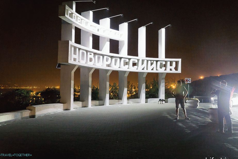 Novorossijsk jazdil v noci