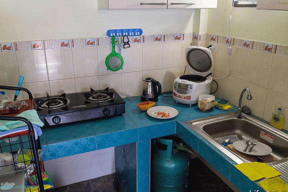 Plynový sporák a rýchlovarná kanvica. Multicooker prinesený z Ruska