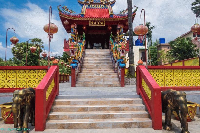 Čínsky chrám na pláži Kata je malý príjemný nález