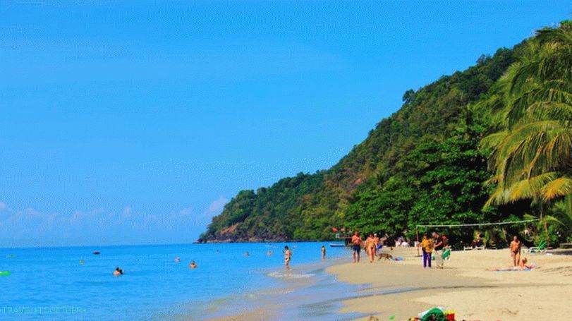 Pláž s bielym pieskom na Koh Chang