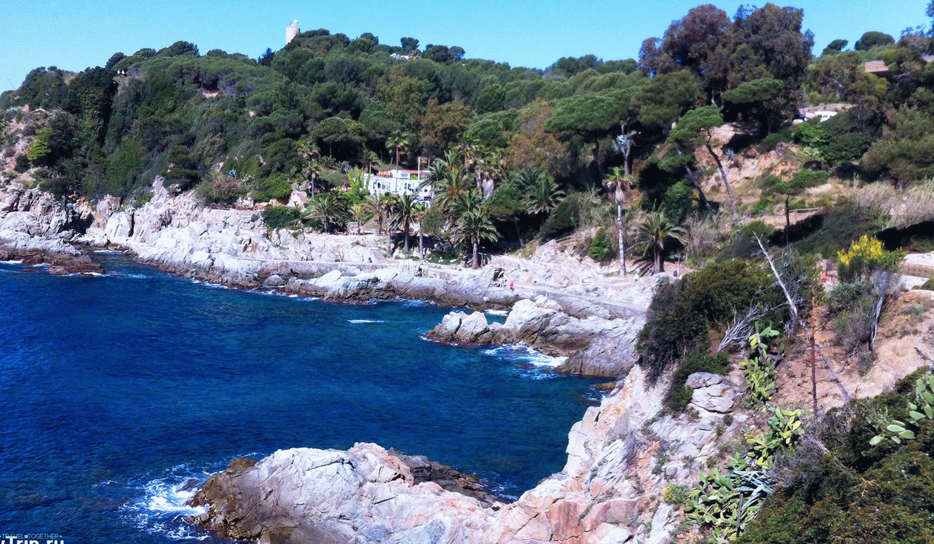 Skalnaté pobrežie Costa Brava, neďaleko Lloret de Mar