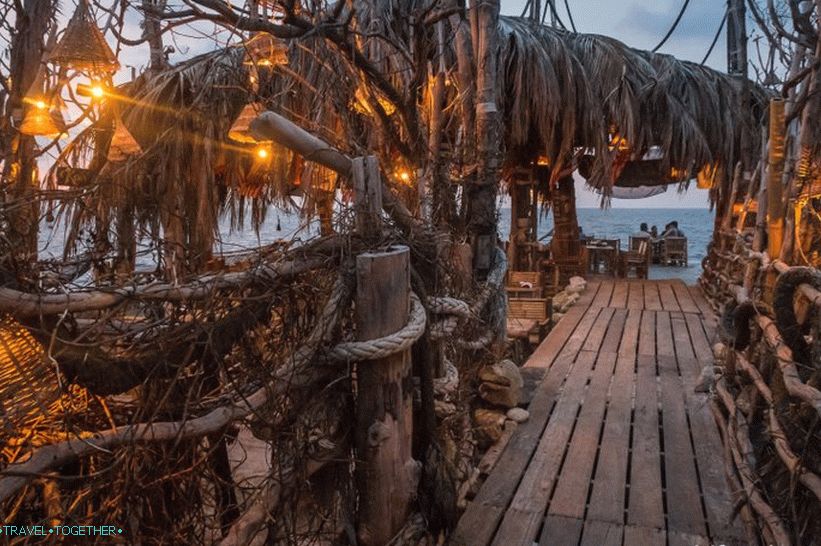 Koh Raham on Phangan - autentická reštaurácia z morského odpadu