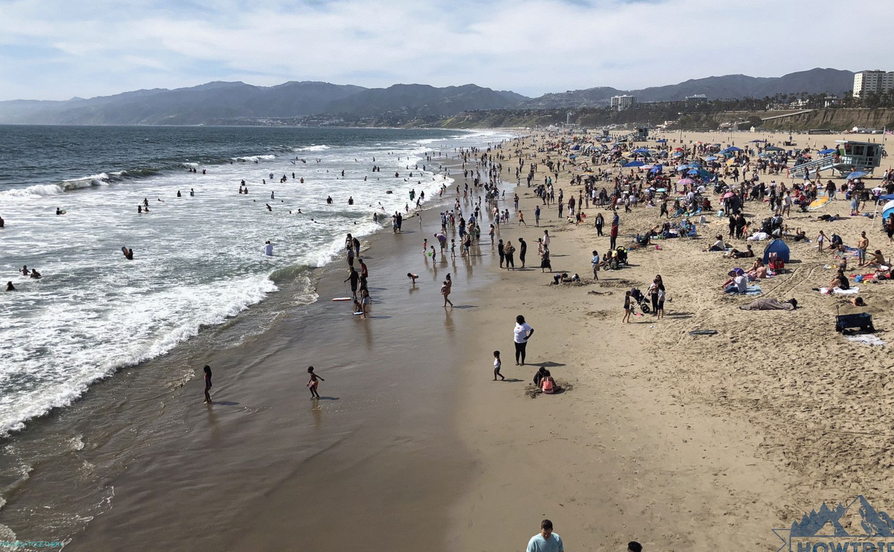 Odpočívajúci turisti na pláži oceánu