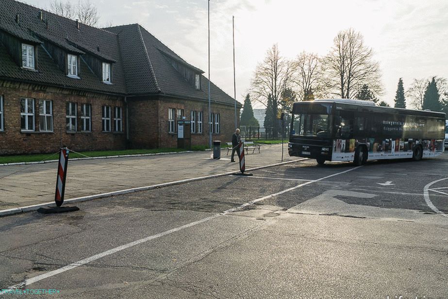 Shuttle bass stop na parkovisku Auschwitz 1