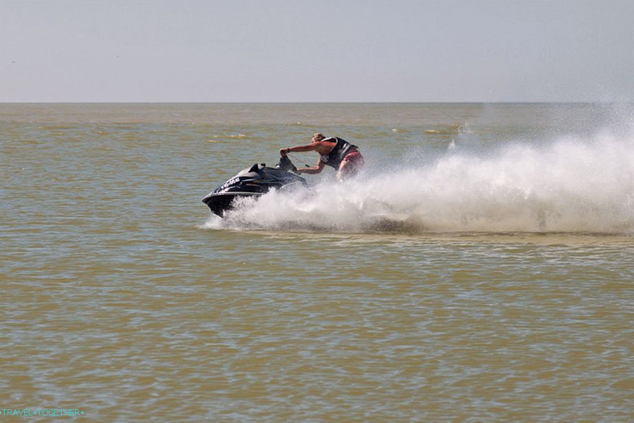 Jet ski píše piruety