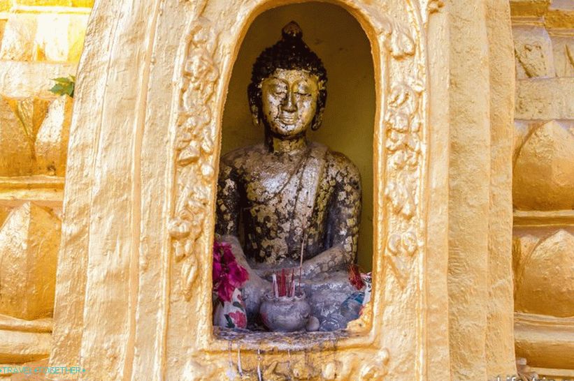 Buddha sediaci vo výklenkoch