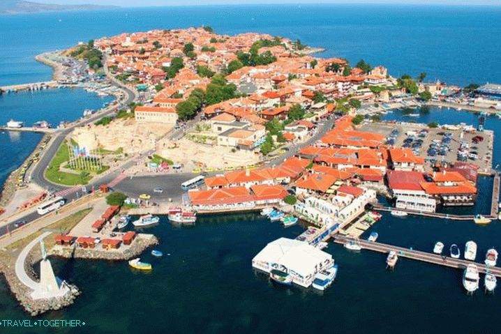 Bulharsko, veľa kamenných domov s kachľovou strechou