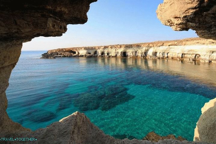 Cyprus, pozri sa na jaskyne v jaskyniach jaskyne