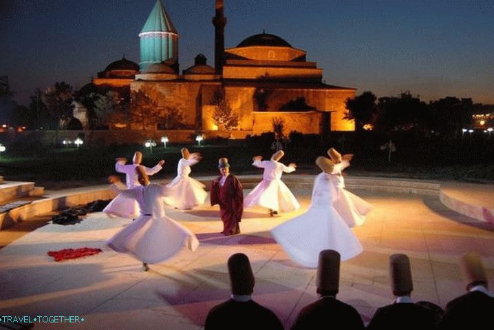 Turecko, navštevujte festival vírivých dervišov v Konya