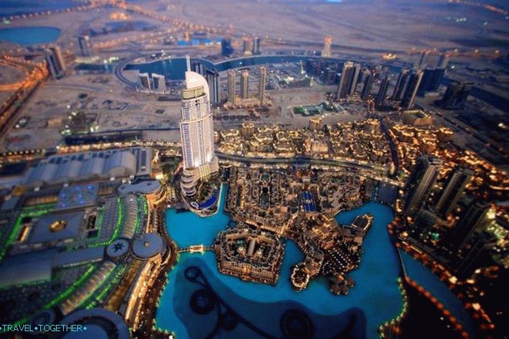 SAE, pohľad na nočné mesto z vyhliadkovej plošiny veže Burj Khalifa