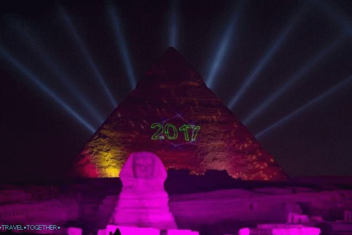 Egypt, novoročné svetelné predstavenie o pyramídach minulý rok