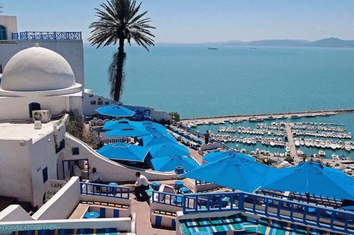 Tunisko, mesto Sidi Bou Said, je natreté v bielej a modrej farbe