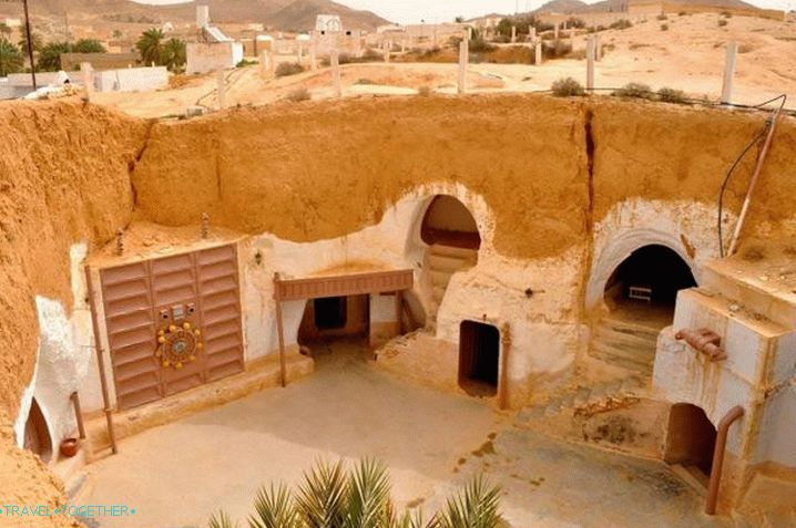 Tunis, mesto Matmata, kde žijú domorodci Berberov