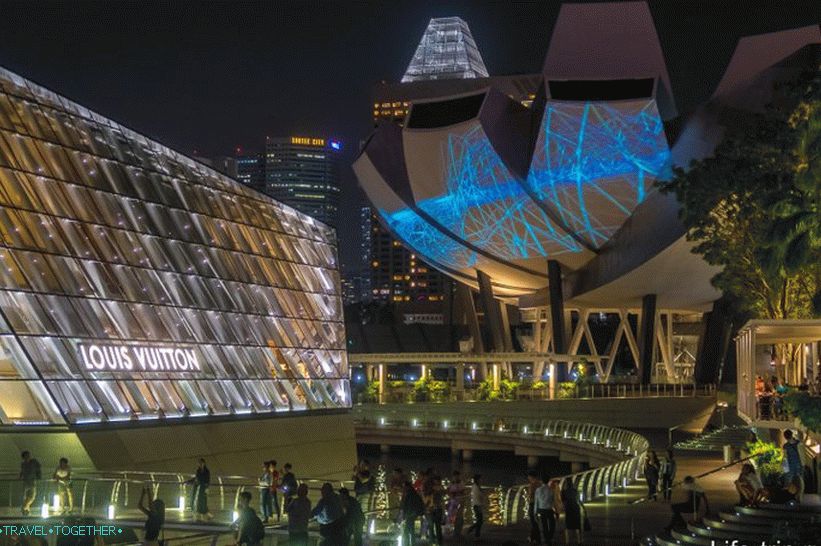 Laserová show v Singapure neďaleko prístavu Marina - fontány, lasery a svetlo