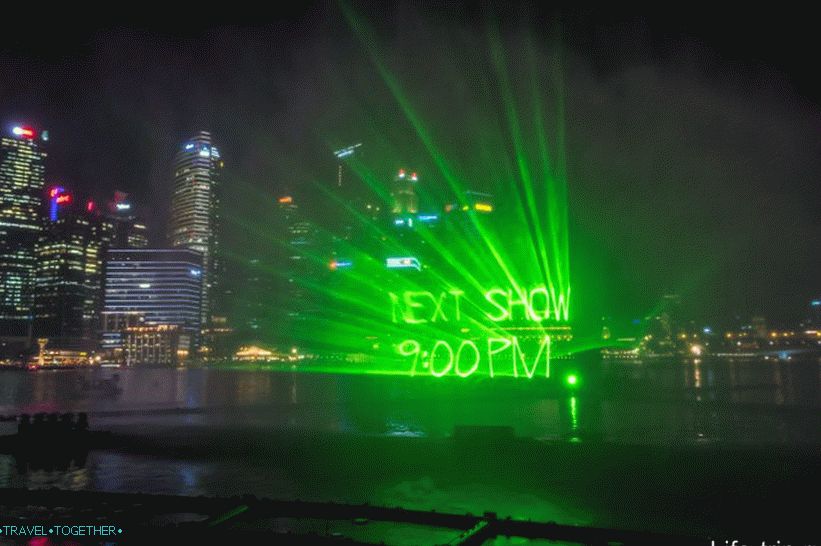 Laserová show v Singapure neďaleko prístavu Marina - fontány, lasery a svetlo