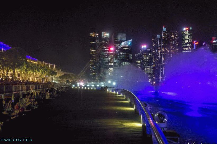 Laserová show v Singapure neďaleko prístavu Marina - fontány, lasery a svetlo