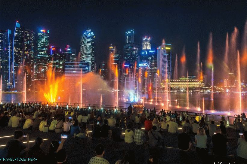 Laserová show v Singapure neďaleko prístavu Marina - fontány, lasery a svetlo