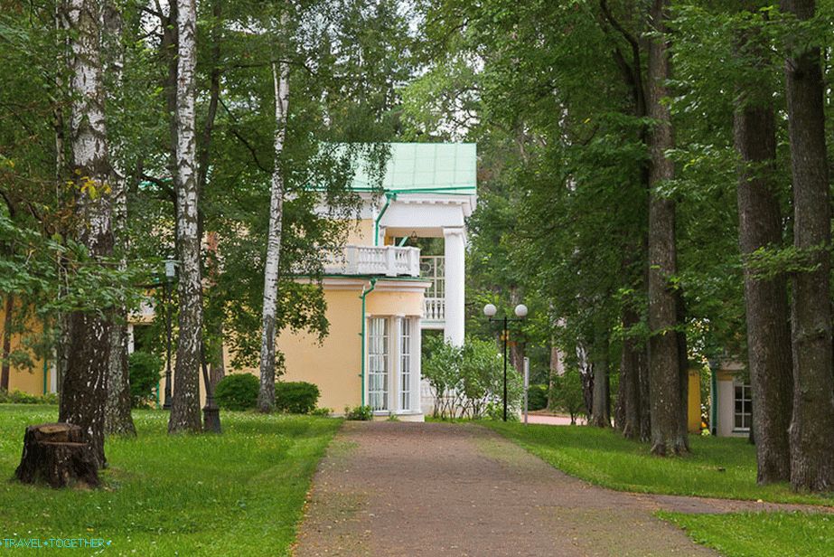V diaľke môžete vidieť hlavný dom Gorki Manor