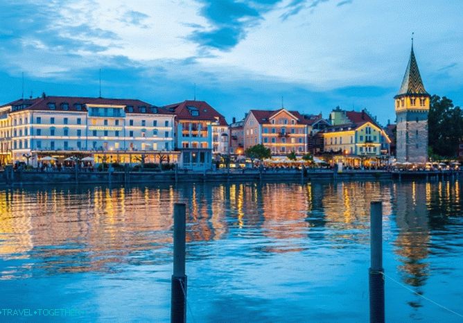 Architektonický celok prístavu pri západe slnka